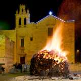 Centinaia di altissime cataste di legna che restano accese per tutta la notte e intorno alle quali ci si riunisce intonando canti popolari e gustando pietanze tradizionali... (foto di Mimmo Guglielmi)